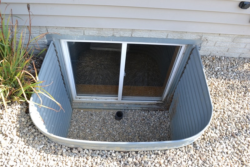 Egress basement window