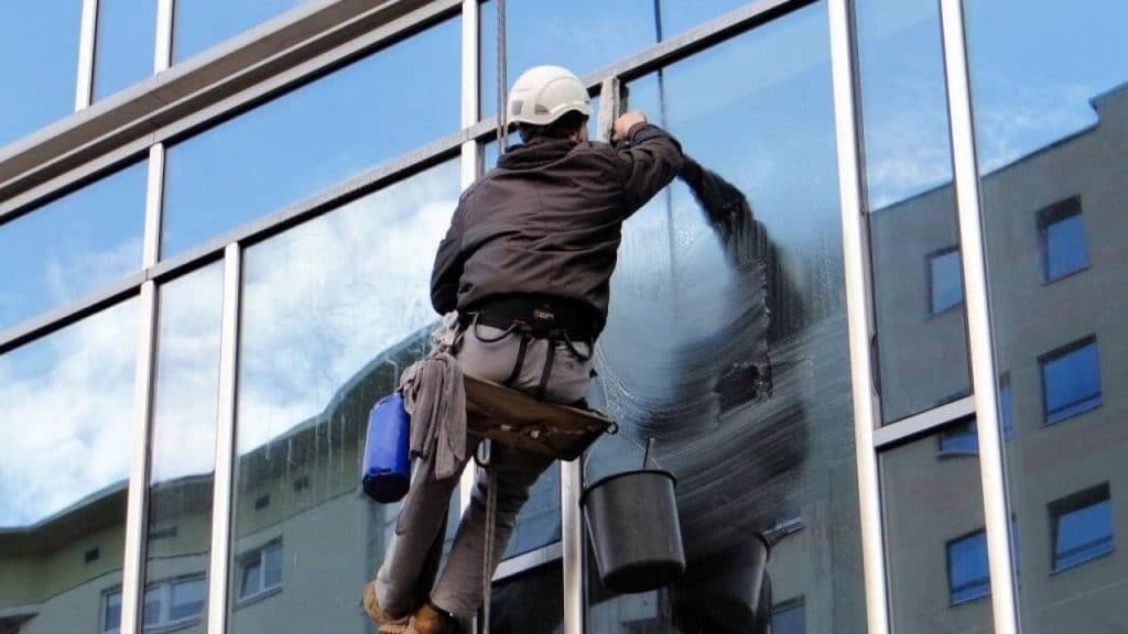 How Much do Window Washers Make？ 33rd Square