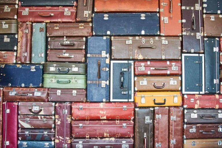 Antique Trunks: The Ultimate Guide to Identifying, Valuing and Buying These Treasured Pieces